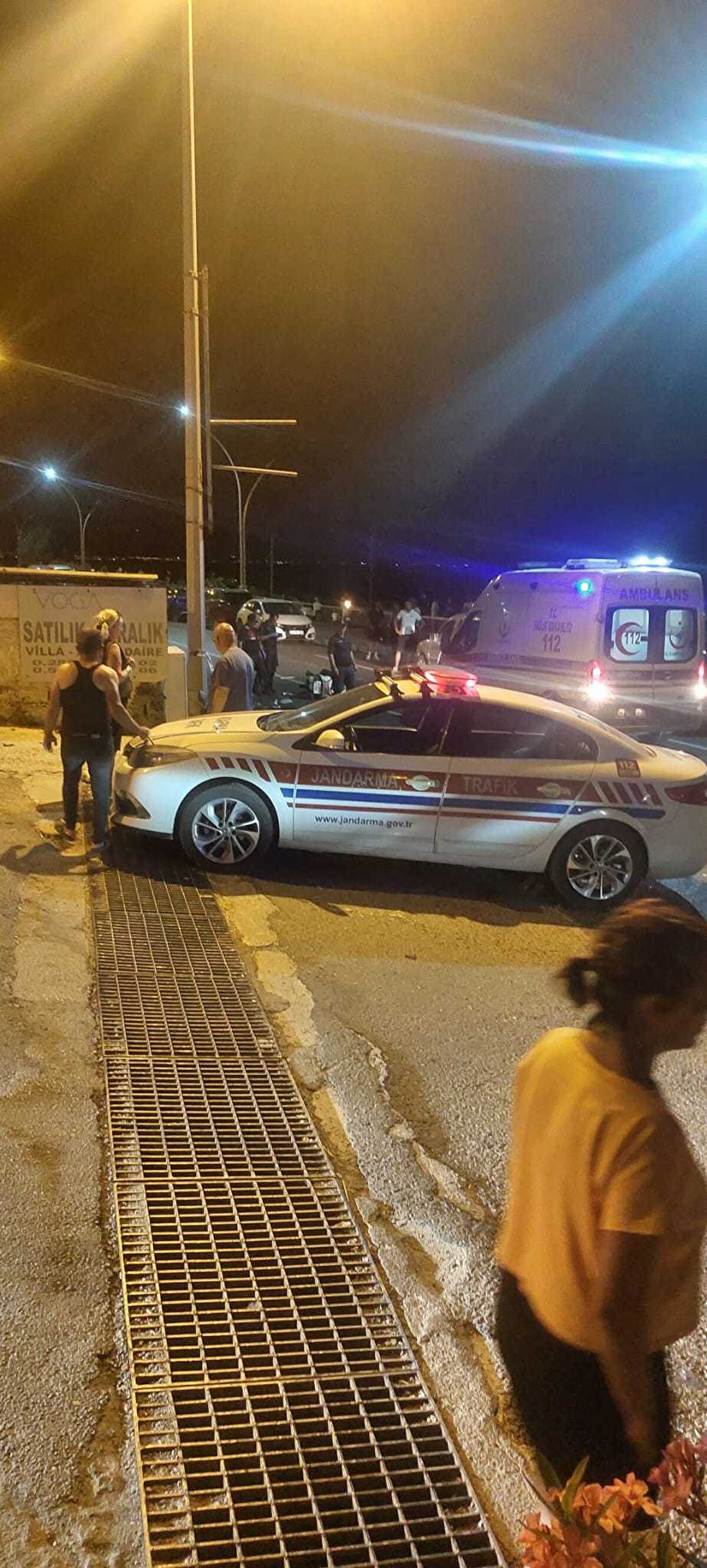 Ağır yaralanan iki sürücü, sağlık ekibinin müdahalesinin ardından çevredeki hastanelere kaldırıldı. Tedavi altına alınan Müjdat K. ve Erhan G., doktorların müdahalesine rağmen kurtarılamadı.