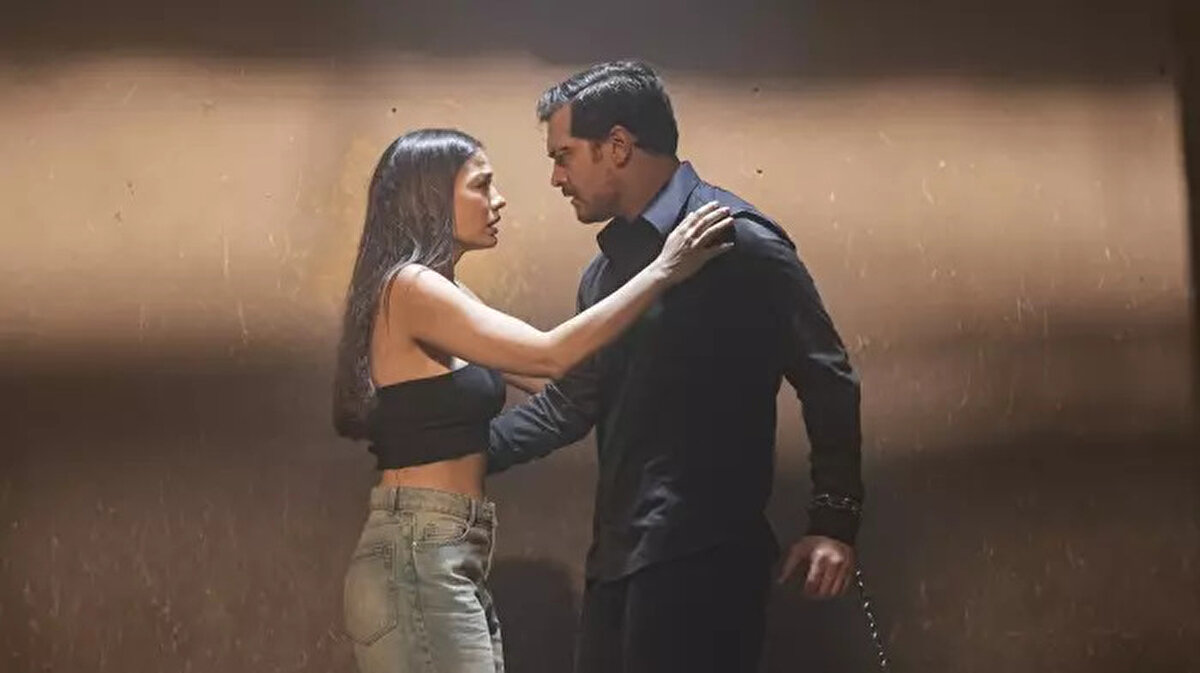 Yeni sezon merakla bekleniyor<br><br>Eşref Rüya final bölümüyle akıllarda pek çok soru işareti bıraktı. Eşref, Kadir'in kurduğu tehlikeli planlardan kurtulabilecek mi? Nisan ile Rüya arasında nasıl bir gelişme yaşanacak? Tüm bu soruların cevapları, ikinci sezonda yanıt bulacak. Hayranlar, Eylül-Ekim aylarını şimdiden takvime işaretledi.<br><br>Eşref Rüya’nın yeni sezonunda daha da büyük sürprizlerin izleyiciyi beklediği şimdiden konuşuluyor. Gelişmeler oldukça Kanal D’nin resmi açıklamaları ve fragmanları mercek altına alınacak. Şimdilik tüm gözler, Eşref’in taht mücadelesinin devam edeceği 2. sezonda.