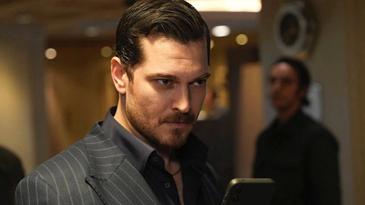 Kanal D'nin sevilen dizisi Eşref Rüya, yayınlanan 13. bölümüyle ilk sezonuna ara verdi. Sezon boyunca güçlü oyuncu kadrosu ve sürükleyici hikayesiyle ilgi gören dizi, final bölümünde gerilim dolu anlara sahne oldu. Eşref ve Kadir arasındaki hesaplaşma, izleyenleri ekran başına kilitledi. Final bölümü sonrası dizinin yeni sezonda nasıl devam edeceği merakla bekleniyor. Peki Eşref Rüya sezon finalinde neler yaşandı, ikinci sezon ne zaman başlayacak? İşte detaylar...