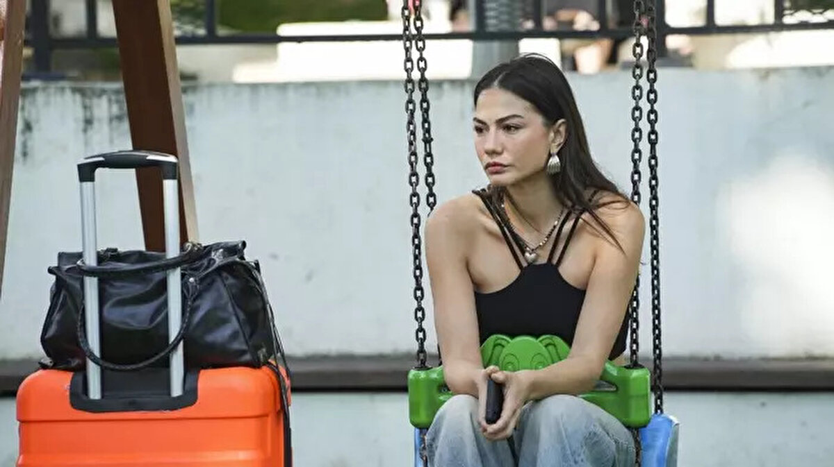 Eşref Rüya sezon finalinde neler yaşandı<br><br>Eşref, Kadir’in yetimlerin tüm mekanlarını ele geçirdiğini öğrenir. Bunun üzerine ilk olarak Yakup Baba tarafına yönelir. Bu durumdan Yakup Baba'nın haberi olup olmadığını anlamaya çalışır ve en güvendiği kişilere sorular sorar.<br><br>Nisan, Eşref’in zarar görmemesi için çabalar ama başarılı olamaz. Eşref ve Kadir sonunda karşı karşıya gelir. Bu yüzleşmede Eşref, Kadir’e “Tahtını, tacını başına yıkmaya geldim” der.