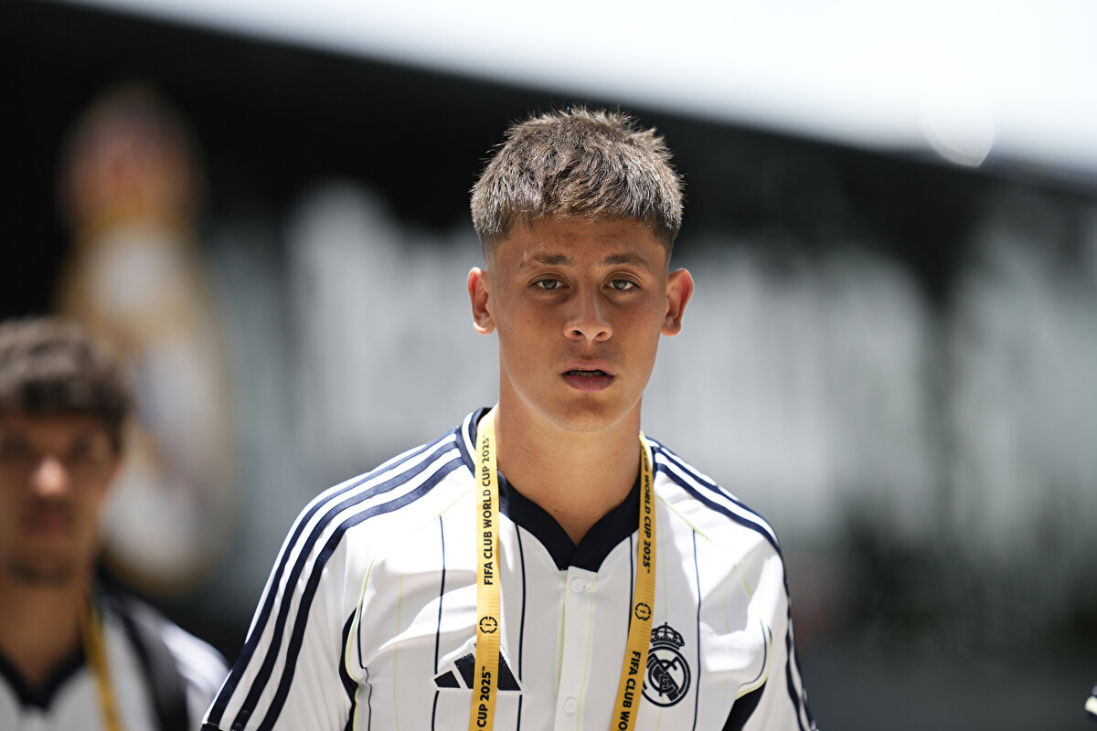 Toni Kross rolü<br><br>Arda Güler'in, yıllarca Real Madrid forması giydikten sonra geçen yaz kariyerini noktalayan Toni Kroos'un rolünü üstlendiği belirtilerek, yetenekli oyuncu için "Ceza sahasına daha fazla girdi, hatta uzun mesafeli şutlar bile attı" yorumu yapıldı.