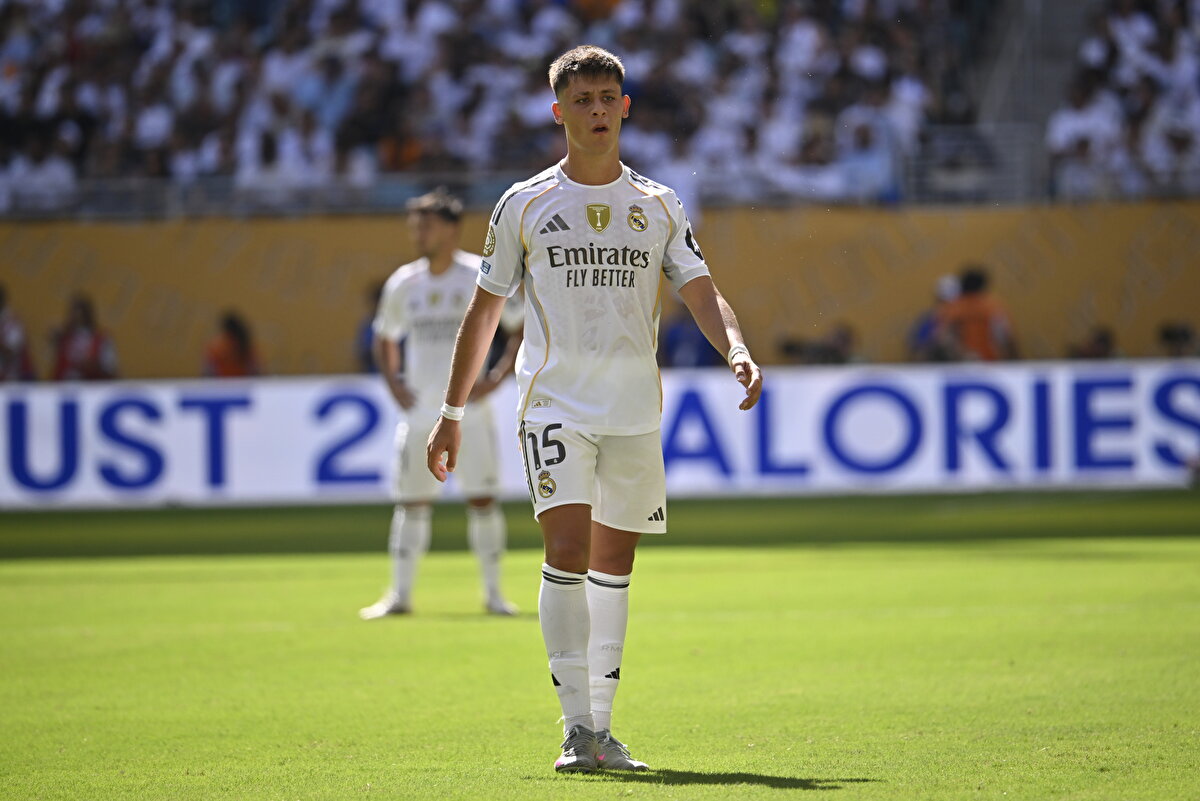 Direkten döndü<br><br>Arda 45 dakika oyunda kaldığı Al Hilal maçında 56 kez topla buluşurken, 39 pasın 32'sini olumlu kullandı ve yüzde 82'lik bir başarılı pas yüzdesi elde etti. 3 şut çeken ve 3 kilit pas atan Arda Güler, 2 ikili mücadeleden galip ayrıldı ve 4 top kazandı. Bir topu direkten döndü.