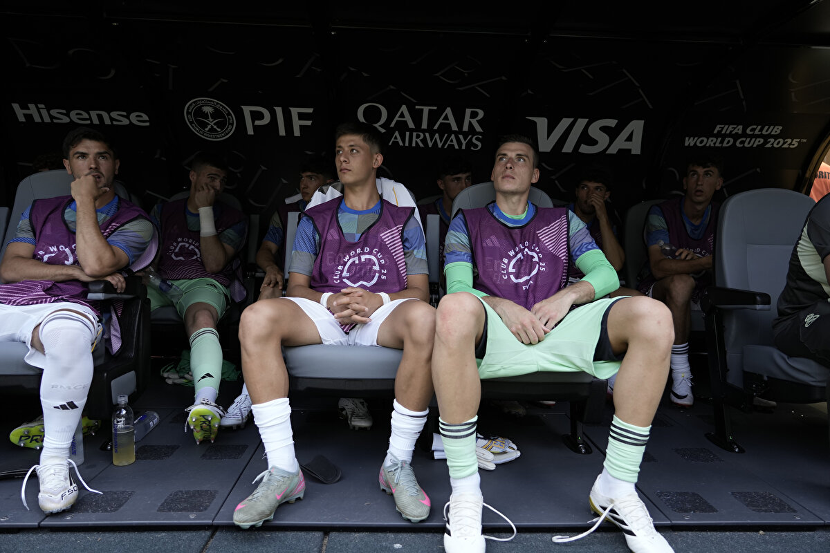 Carlo Ancelotti döneminde daha çok sağ açıkta görev alan Türk futbolcuyu, Xabi Alonso'nun hangi pozisyonda oynatacağı merak konusuydu. Ve İspanyol teknik adam, Arda Güler'in yeni mevkisiyle ilgili ilk ipuçlarını verdi.