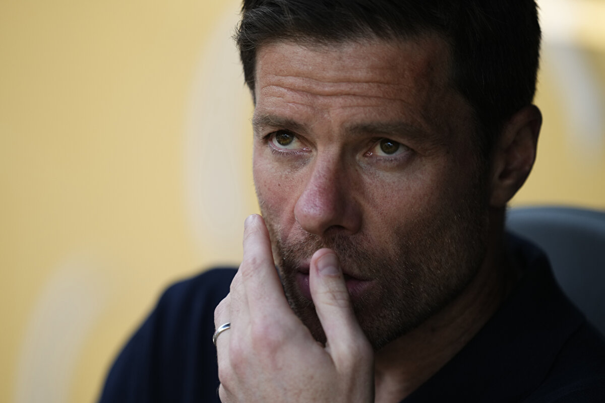 El Desmarque'nin haberine göre; sıcaktan dolayı kendini iyi hissetmeyen stoper Raul Asencio, devre arasında yerini Arda Güler'e bıraktı. 6 numara pozisyonundaki Tchouameni, Asencio'nun yerine stopere geçerken, Federico Valverde de Fransız futbolcunu boşalttığı bölgede görev yapmaya başladı.