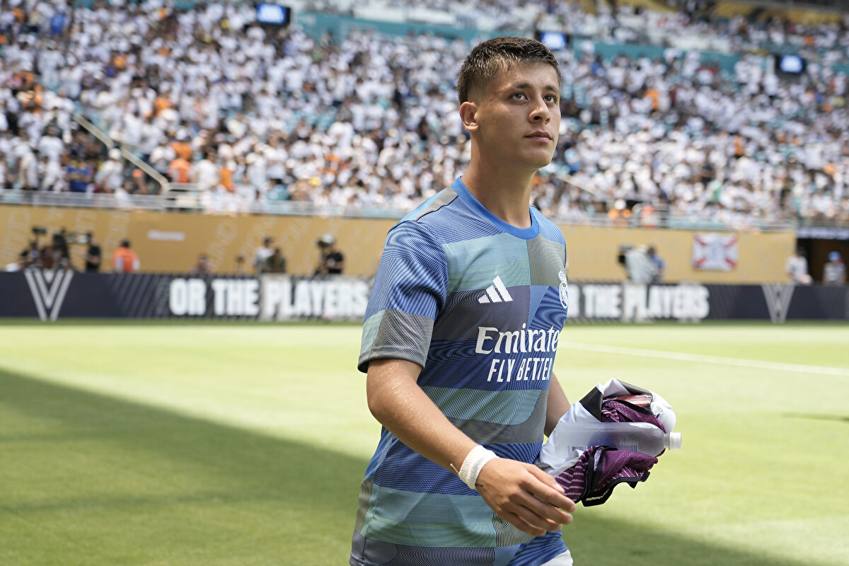 Milli futbolcu Arda Güler'in de formasını giydiği Real Madrid, yeni teknik direktörü Xabi Alonso yönetiminde çıktığı ilk resmi maçta, 2025 FIFA Kulüpler Dünya Kupası H Grubu'nda karşı karşıya geldiği Suudi Arabistan ekibi Al Hilal ile 1-1 berabere kaldı.