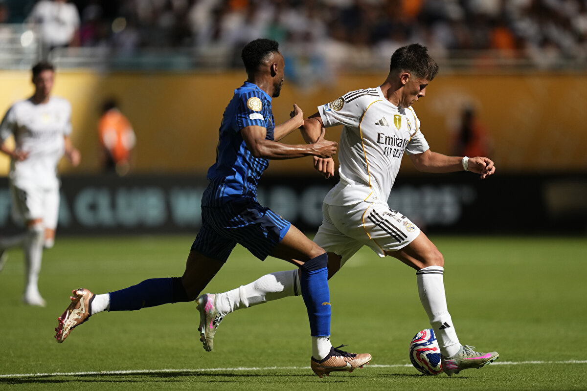 Haberde, Arda Güler'in oyuna girmesinin Real Madrid'e fayda sağladığı vurgulanırken, İspanyol takımının Türk yıldızı ile daha akıcı bir oyun oynamaya başladığı, rakip ceza sahasına daha fazla atak yaptığı ve rakip yarı sahada daha fazla varlık gösterdiğinin altı çizildi.