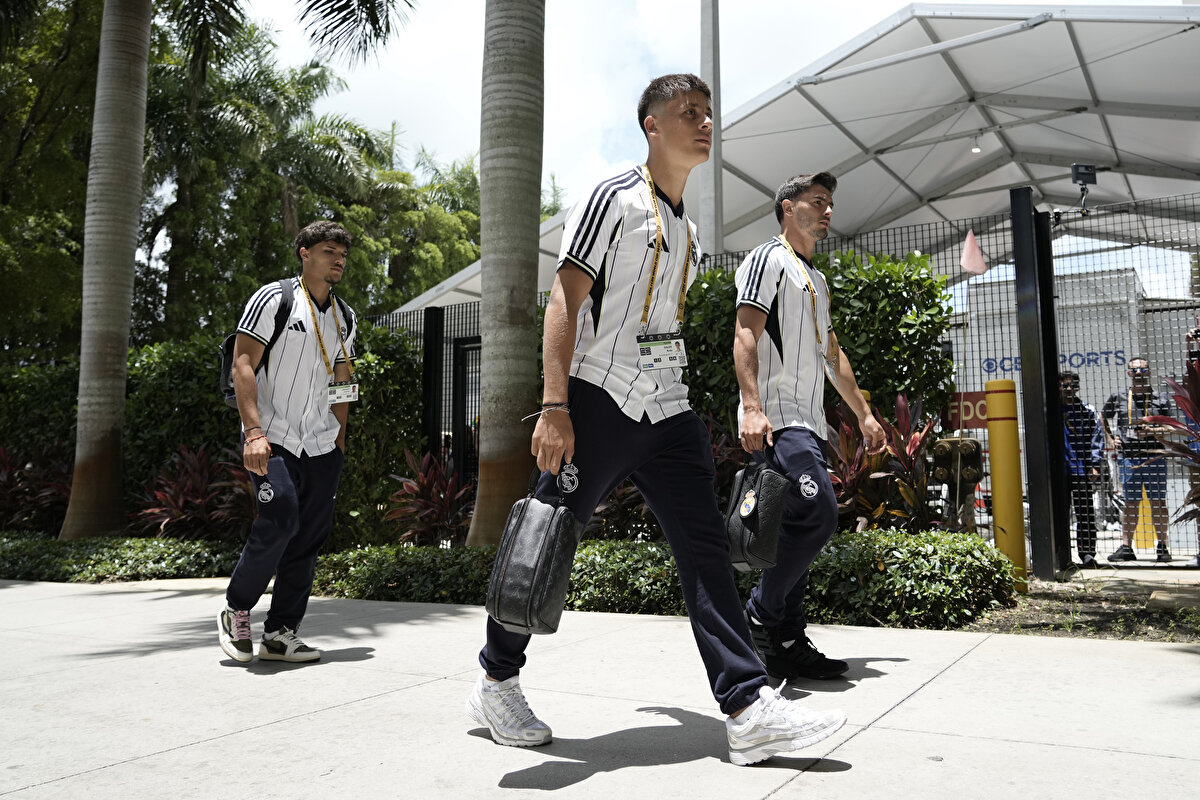 Arda yeni 8 numara mı?<br><br>Arda ise Uruguaylı futbolcunun yerine orta sahada, 8 numara pozisyonunda görev aldı. Ancelotti döneminde sağ kanattan içeriye doğru hareketlenen ya da hücuma dönük bir orta saha oyuncusu olarak görev yapan milli futbolcu, Xabi Alonso ile birlikte ise daha merkezi bir alanda, bir iç orta saha oyuncusu olarak konumlandı.