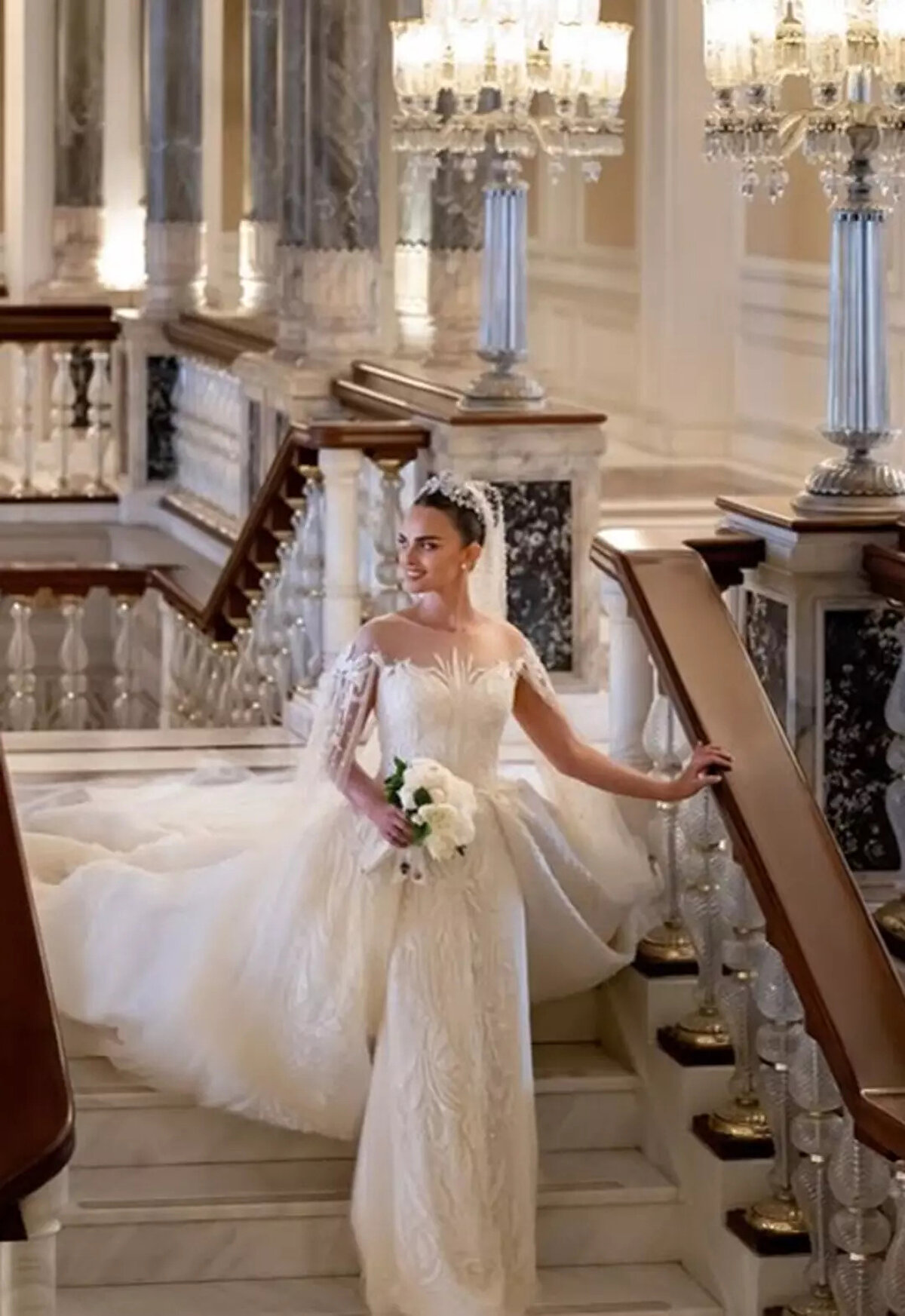 Düğüne, 200 davetli katıldı. Davetlilerin çoğu özel jetlerle İstanbul'a taşındı. Kinaz Hakim, düğünde Lübnanlı tasarımcı Saeed Kobeissi'nin iki gelinliğini seçti.