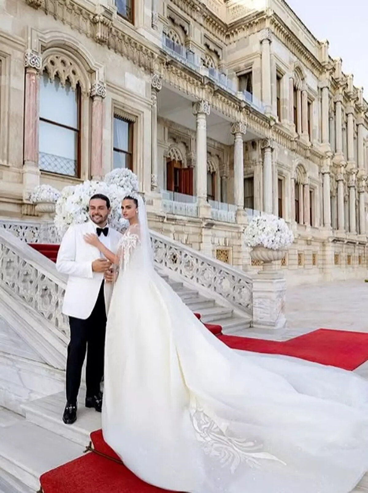 8 yıl önce hayatını kaybeden Suudi milyarder Adnan Kaşıkçı'ın yeğeni iş insanı Muhammed Kaşıkçı, Ürdünlü model ve güzellik kraliçesi Kinaz Hakim'le İstanbul Boğazı'nda Çırağan Palace Kempinski Otel'de gerçekleştirilen düğünle dünya evine girdi.