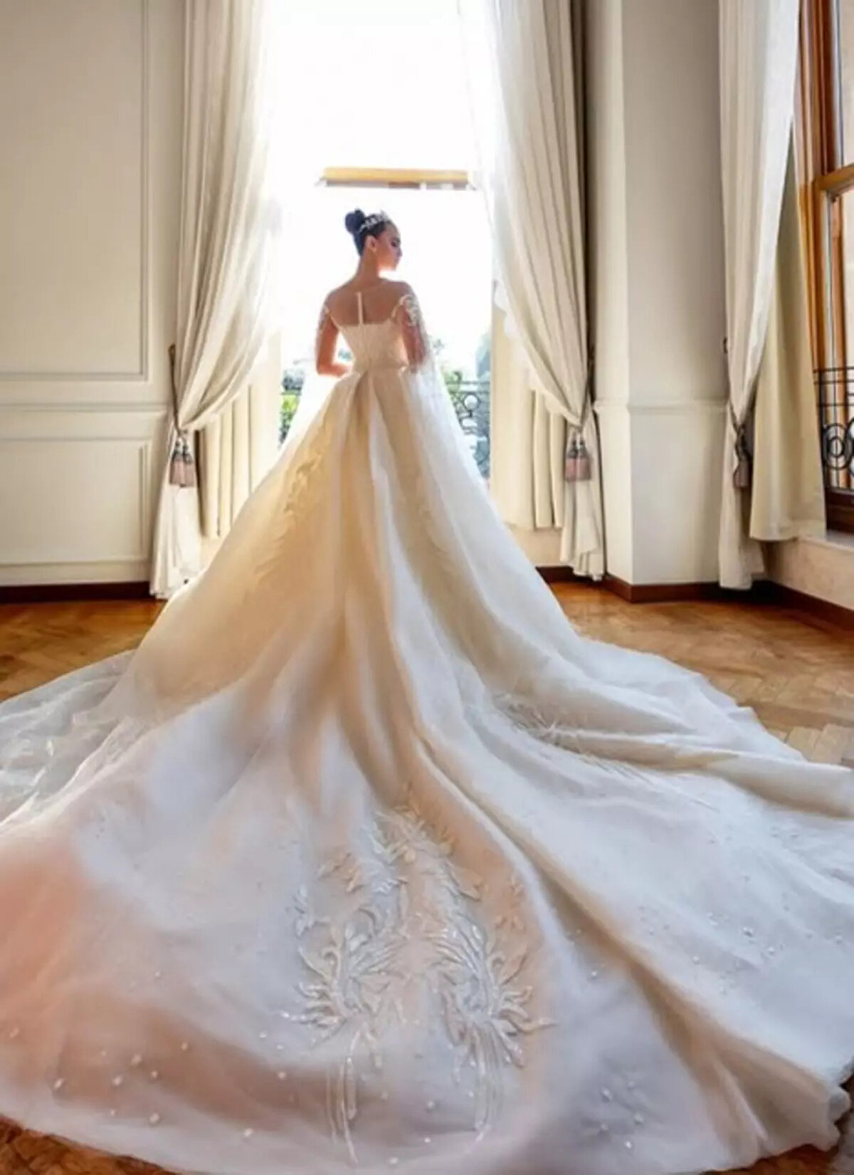 Beyaz konseptinin hakim olduğu düğünde, masalar beyaz çiçek ve süslemelerle donatıldı.