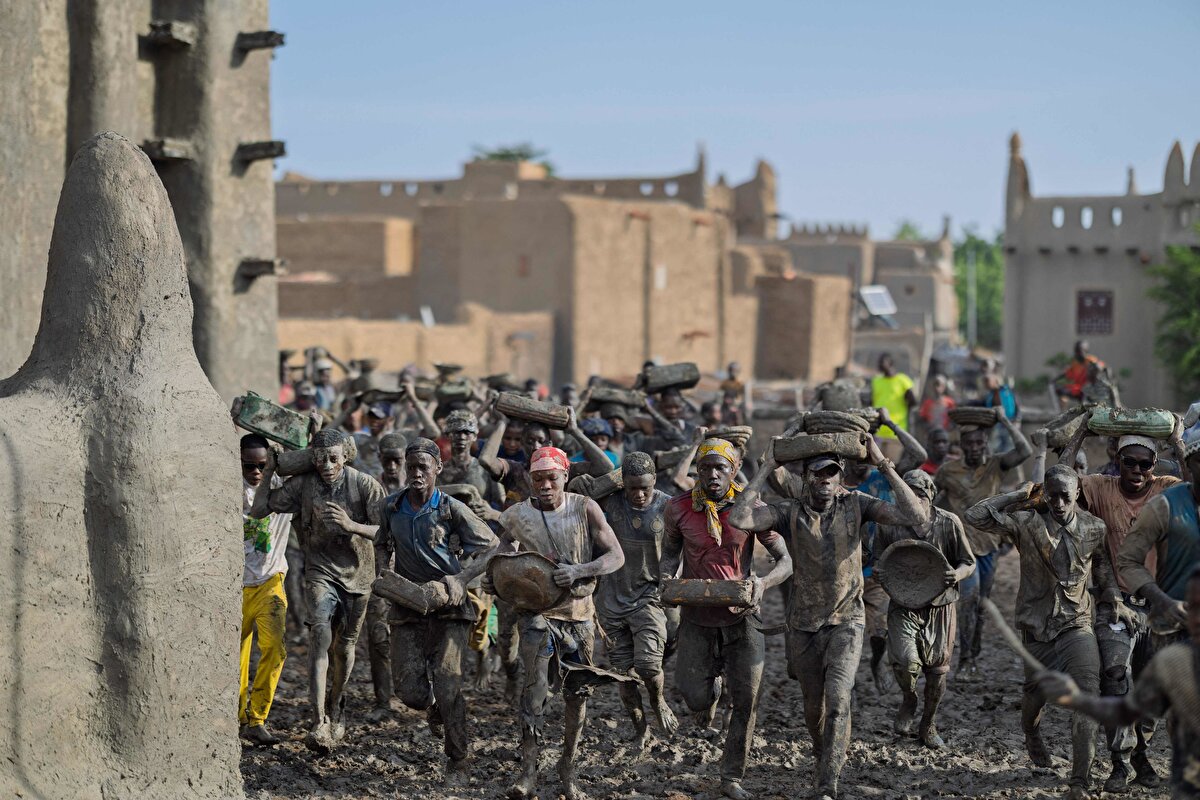 Onlarca yıldır devam ettirilen bu gelenekle, Cenne’nin çocuk, kadın ve erkekleri bir araya gelip şiddetli yağmurların ve sıcak havanın neden olduğu çatlakları, erozyondan koruyan toprak, su, pirinç kepeği, karite yağı ve baobab tozu karışımı olan “banco” ile sıvıyorlar.