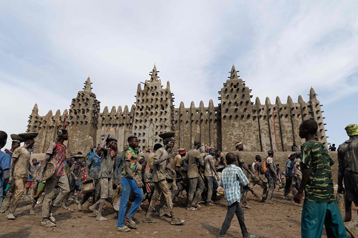 Mali’de her yıl “Crepissage” (Sıvama) adı verilen festival sırasında binlerce kişi, Temmuz ve Ağustos aylarındaki şiddetli yağmur mevsiminden önce dünyanın en büyük çamur binasını onarmak ve güçlendirmek için bir araya geliyor.