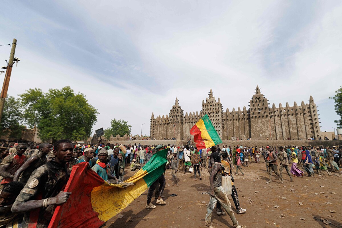 İlk olarak 13. yüzyılda inşa edilen cami, bölgenin eşsiz Sudanez-Sahel mimarîsini sergilemek için yerel malzemeler kullanılarak bir araya getirilmiş.