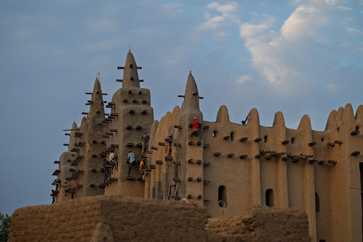 Dünyanın en büyük kerpiç binası olmasının yanında UNESCO tarafından 1988 yılında Dünya Kültür Mirası Listesi’ne alınan 13. yüzyıldan kalma kerpiç yapı, 18. yüzyılda Fransa'nın, yüzde 80'i Müslüman olan Mali’yi işgalinden sonra 1907 yılında tekrar inşa edilmeye başlanmış.