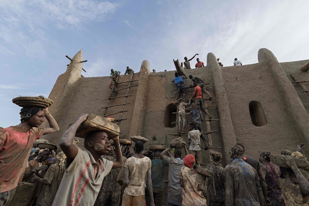 Kareye yakın planlı dört köşe kerpiç sütunların üzerine oturtulan cami, konik biçimli ve sarmal minarelere sahip.