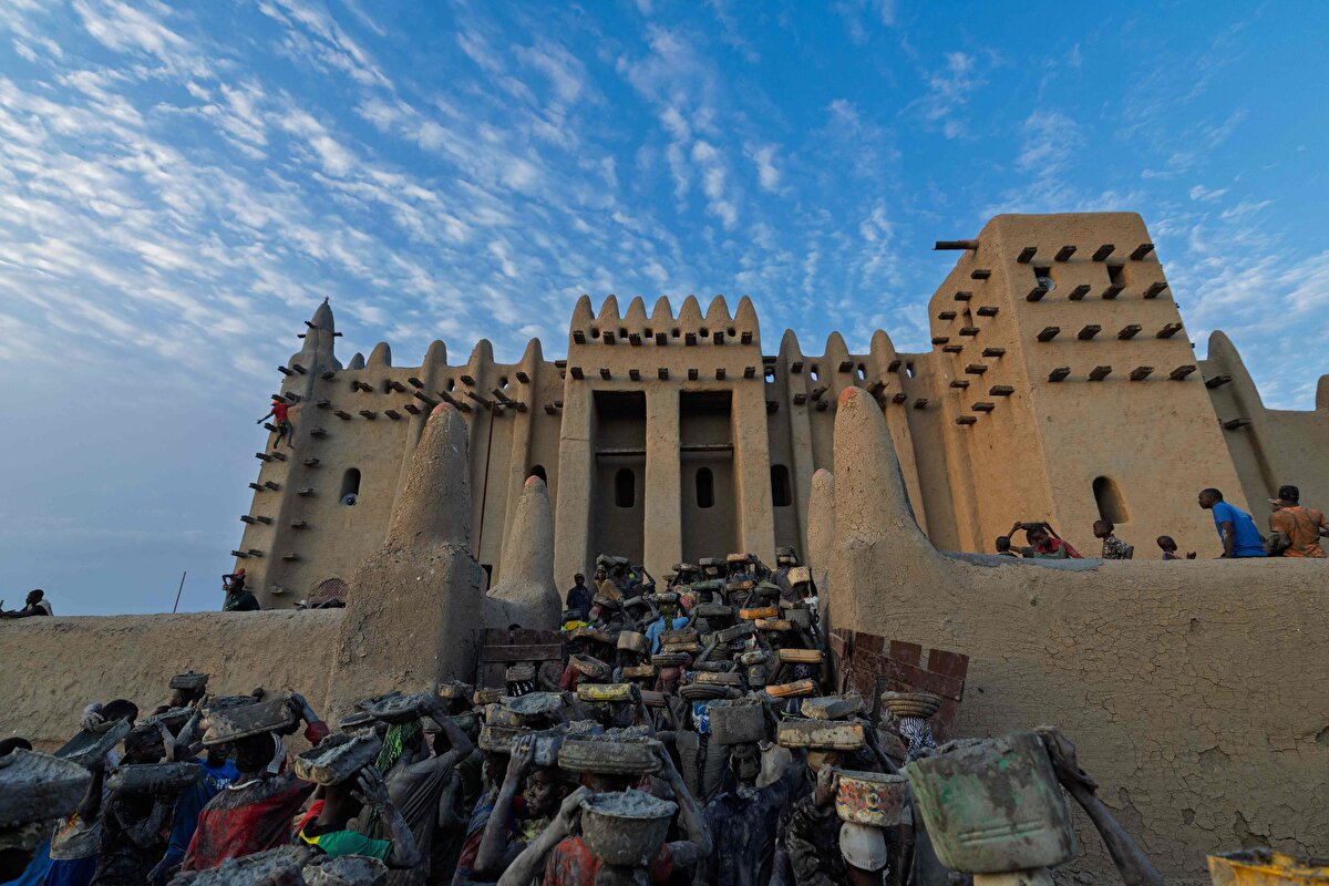 Kerpiçten yapılan duvarlara monte edilen yüzlerce odun, yağmur mevsiminde onarım iskelesi vazifesi görüyor. Hiçbir dekoratif özellik ve süsleme içermeyen bu sade yapının en önemli süs ögesi, iskele görevini üstlenen odunlar olarak göze çarpıyor.