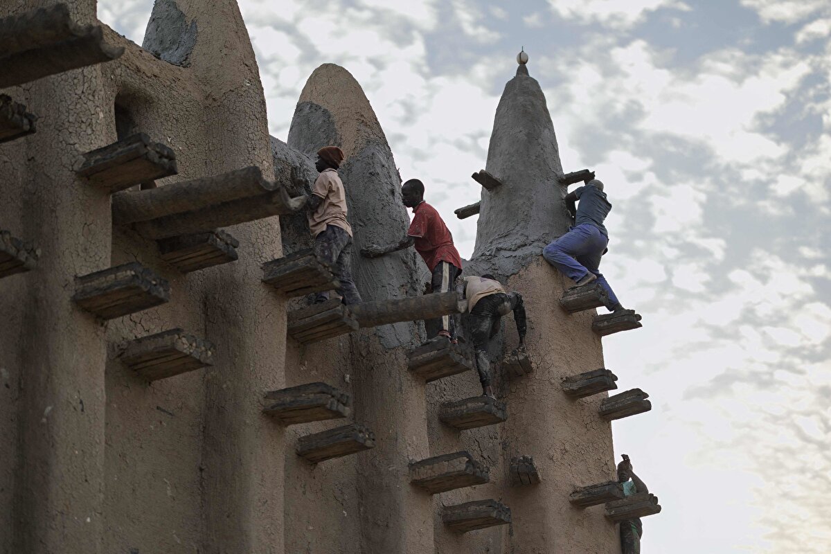 Mali’nin ücra köşelerinden Cenne bölgesinde bulunan cami, eski Mali Krallığı'nın bölgeye kazandırdığı en önemli eser olarak Kara Kıta’daki tüm Müslümanlar için önem taşımaktadır.