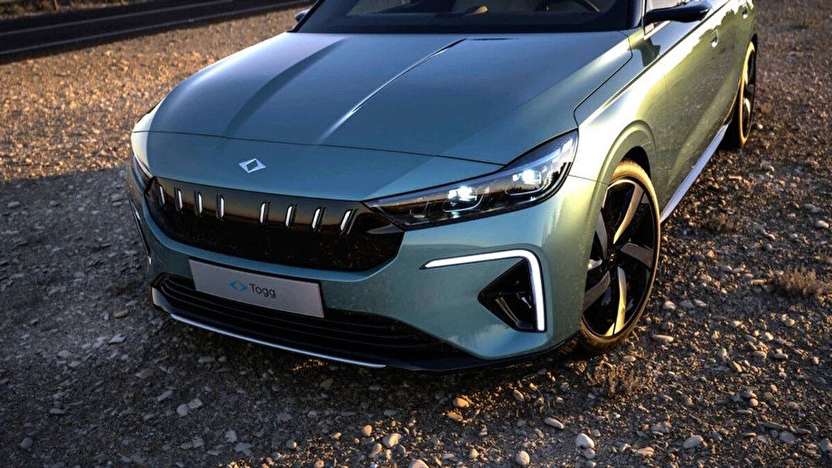 Yerli ve milli otomobilimiz TOGG, yeni sedan modeli T10F ile otomobil severlerin karşısına çıkmaya hazırlanıyor. TOGG T10F, daha önce T10X modeliyle birlikte tanıtılmış ancak satışa sunulması üretim kapasitesi nedeniyle ertelenmişti. Artık hem T10X hem de T10F, TOGG’un Gemlik’teki tesislerinde eş zamanlı olarak üretilebilecek duruma geldi.