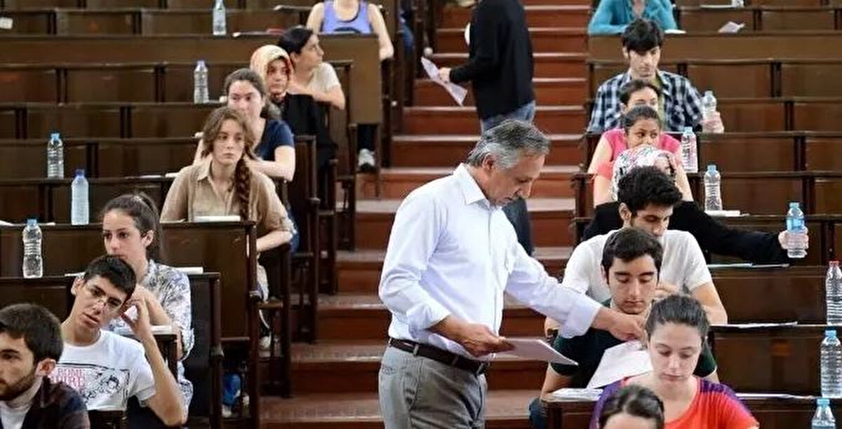 ÖSYM ve MEB tarafından gerçekleştirilen sınavlarda öğretmenler gözetmen, bina sorumlusu, salon başkanı gibi görevler alıyor. Bu görevler için de belli bir ücret ödemesi mevcut. Peki 2025 ÖSYM sınav görevli ücretleri ne kadar? LGS görevli ücreti ne kadar, kaç TL? İşte 2025 YKS, ALES, DGS, LGS sınav görevli ücretleri...