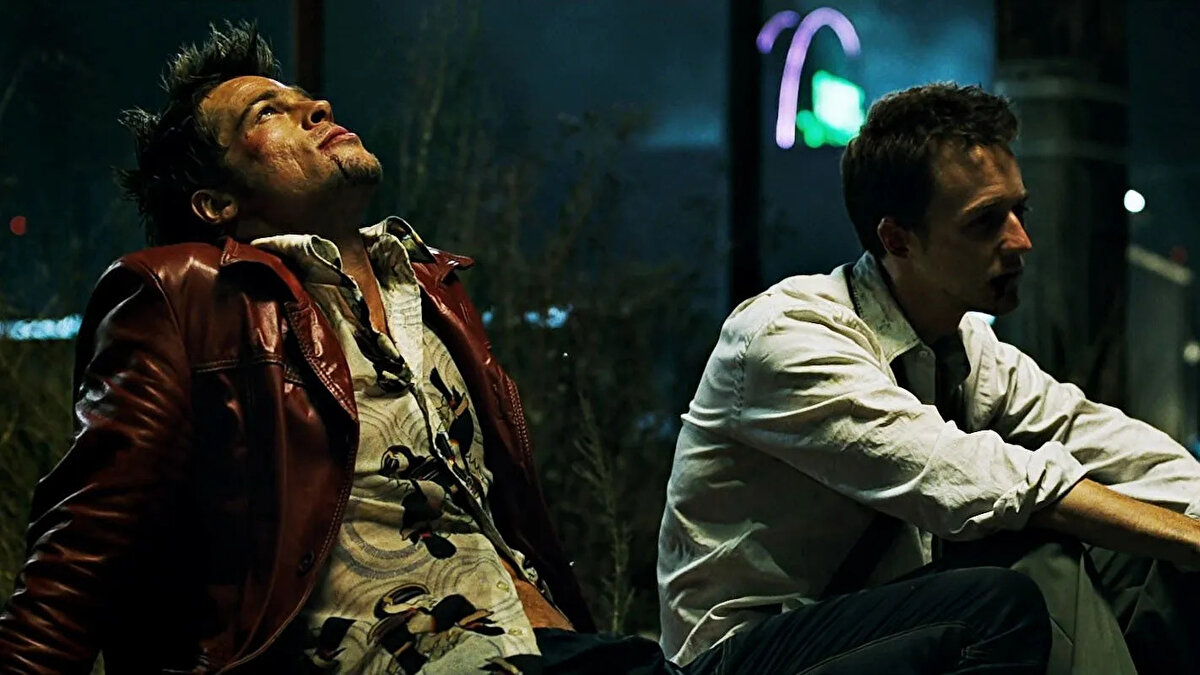 10. Dövüş Kulübü (Fight Club, 1999)<br>Yönetmen: David Fincher<br><br>IMDb: 8.8<br><br>Tür: Gerilim, Psikolojik<br><br>Öne Çıkan: Tüketim toplumu eleştirisi ve ters köşe finali.<br><br>
