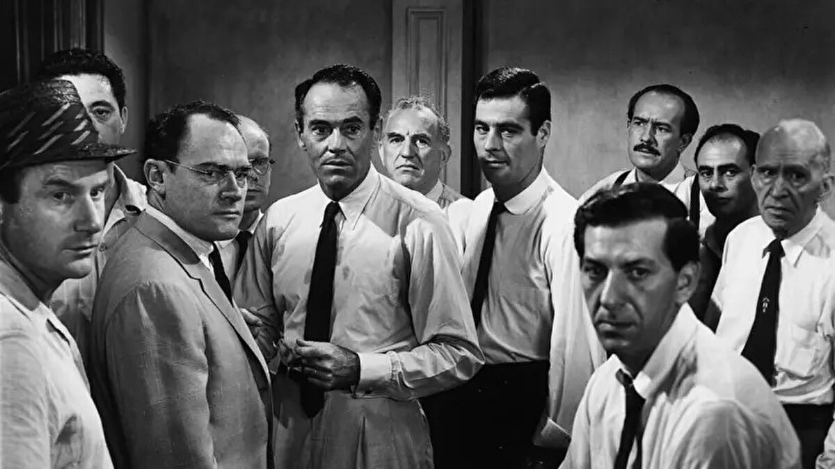 5. 12 Öfkeli Adam (12 Angry Men, 1957)<br>Yönetmen: Sidney Lumet<br><br>IMDb: 9.0<br><br>Tür: Dram<br><br>Öne Çıkan: Tek mekânda geçen, gerilim dolu adalet sorgulaması.