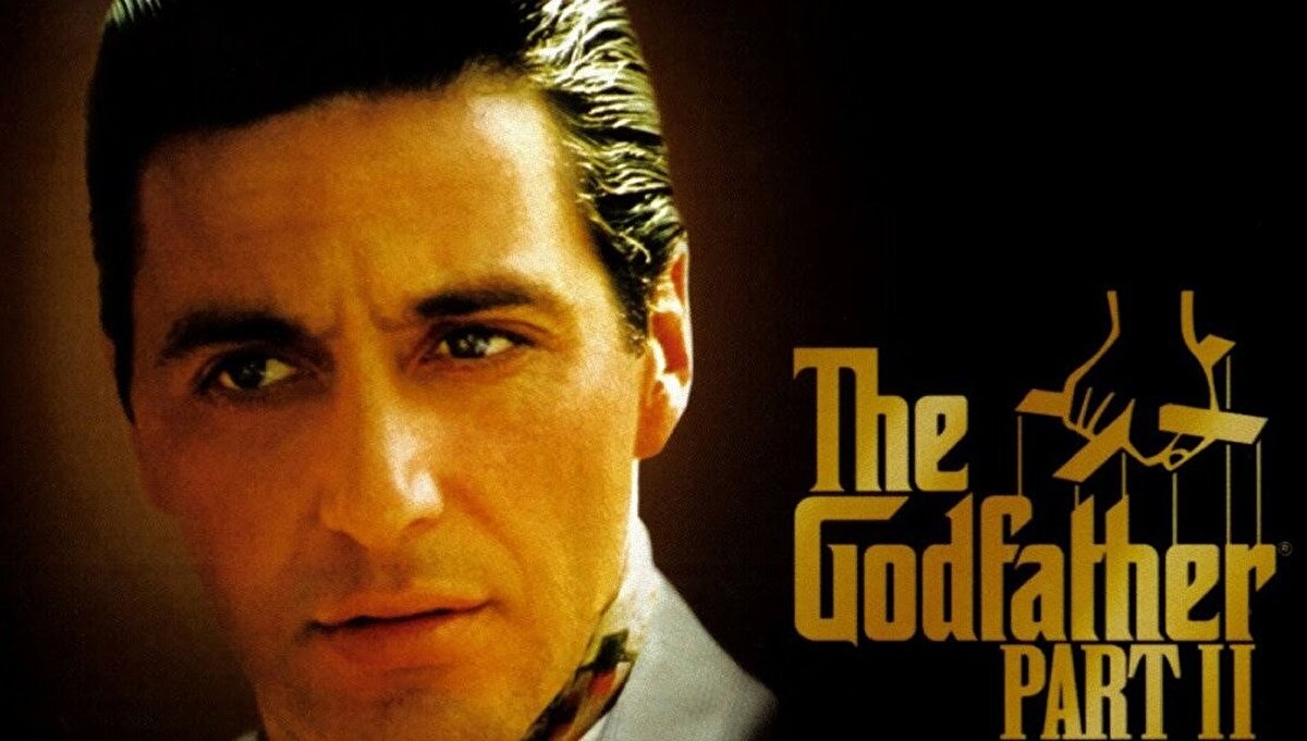 4. Baba II (The Godfather Part II, 1974)<br>Yönetmen: Francis Ford Coppola<br><br>IMDb: 9.0<br><br>Tür: Suç, Dram<br><br>Öne Çıkan: Hem devam filmi hem de prequel olarak sinema dersi.<br><br>