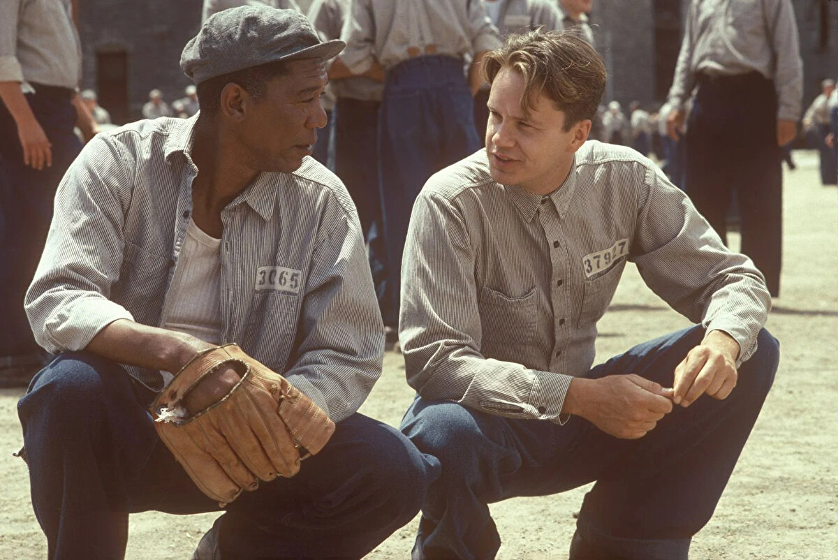 1. Esaretin Bedeli (The Shawshank Redemption, 1994)<br>Yönetmen: Frank Darabont<br><br>IMDb: 9.3<br><br>Tür: Dram<br><br>Öne Çıkan: Umut, özgürlük ve dostluk üzerine unutulmaz bir hikâye.<br><br>