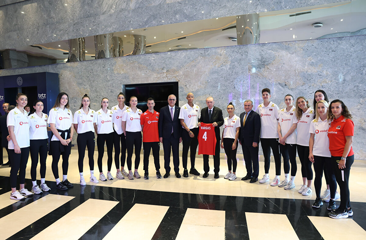 Ayrıca görüşmeye Gençlik ve Spor Bakanı Osman Aşkın Bak ile Türkiye Voleybol Federasyonu Başkanı Mehmet Akif Üstündağ da katıldı.