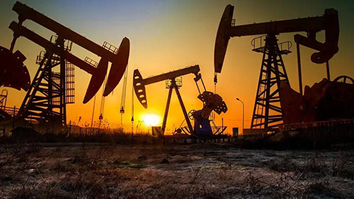 Fed’in enflasyon beklentisini artırması<br><br>Petrol fiyatlarını etkileyen bir diğer önemli gelişme ise ABD Merkez Bankası’nın (Fed) revize ettiği ekonomik projeksiyonlar oldu. Fed, yıl sonu çekirdek kişisel tüketim harcamaları (PCE) enflasyon beklentisini yüzde 2,8’den yüzde 3,1’e yükseltti. Büyüme tahmini ise yüzde 1,7’den 1,4’e düşürüldü.