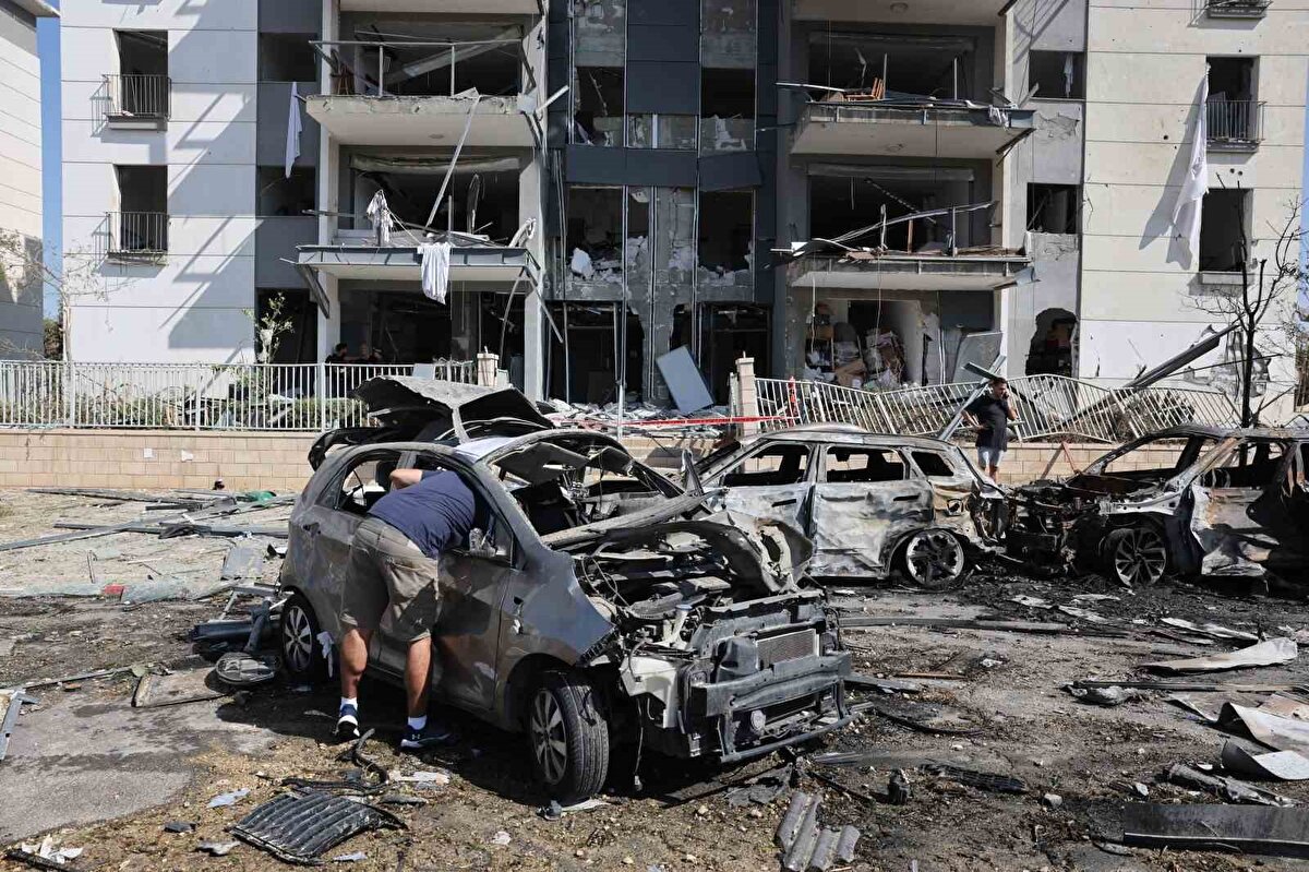 Saldırının ardından yangın çıkarken, bazı araçlar alevlere teslim oldu, evlerde ise ağır hasar meydana geldi. İsrail Ulusal Acil Servisi Magen David Adom (MDA), 6 kişinin yaralandığını aktardı.