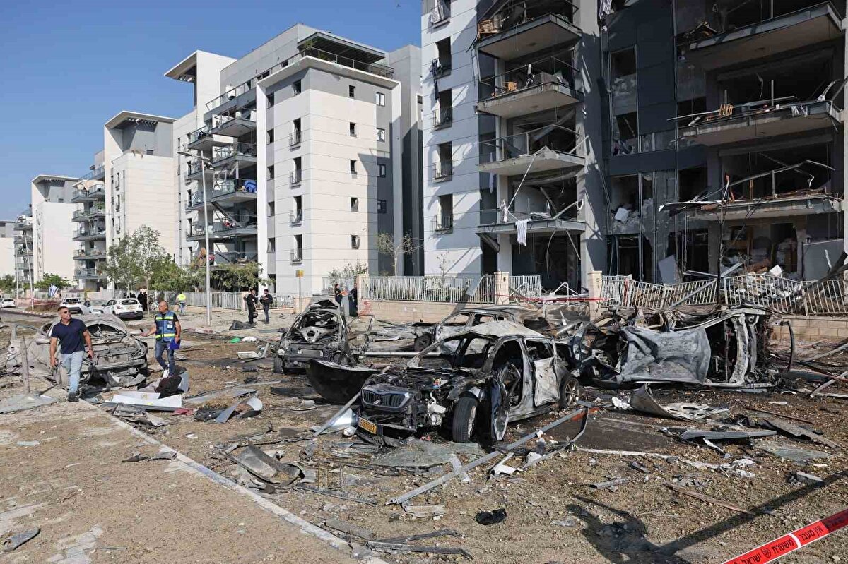 İran dini lideri Ali Ayetullah Hamaney sosyal medya hesabından yaptığı paylaşımda, "Siyonist düşman cezalandırılıyor. Şu anda cezalandırılıyor" ifadelerini kullandı.