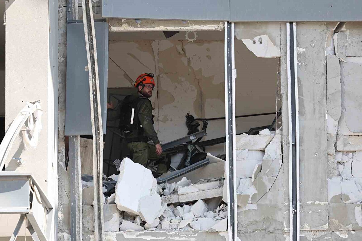 İsrail hava savunma sistemi Demir Kubbe, İran füzesini engelleyemedi. Füze apartmanların bulunduğu bölgeye, ABD’li teknoloji devi Microsoft binasının yakınlarına isabet etti.