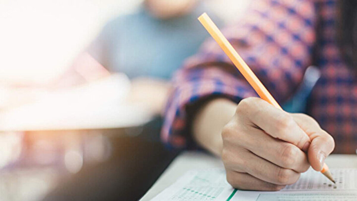 YKS sınavı kaç soru, kaç dakika?<br><br>YKS'nin ilk oturumu TYT toplamda 120 sorudan oluşuyor. Türkçe ve Temel Matematik 40'ar soru Sosyal Bilimler ve Fen Bilimler Testinde ise 20'şer soru bulunuyor. Sınav süresi de 160 dakikadır. <br><br>AYT'de adatlar Türk Dili ve Edebiyatı-Sosyal Bilimler-1 testinde 40 soru, Sosyal Bilimle-2 Testinde 40 soru, Matematik ve Fen Bilimleri Testinde de 40'ar soru sorulacak ve toplam süre 180 dakika olacak.<br><br>YDT sınavında ise 80 soru olacak ve 120 dakika süre verilecek.