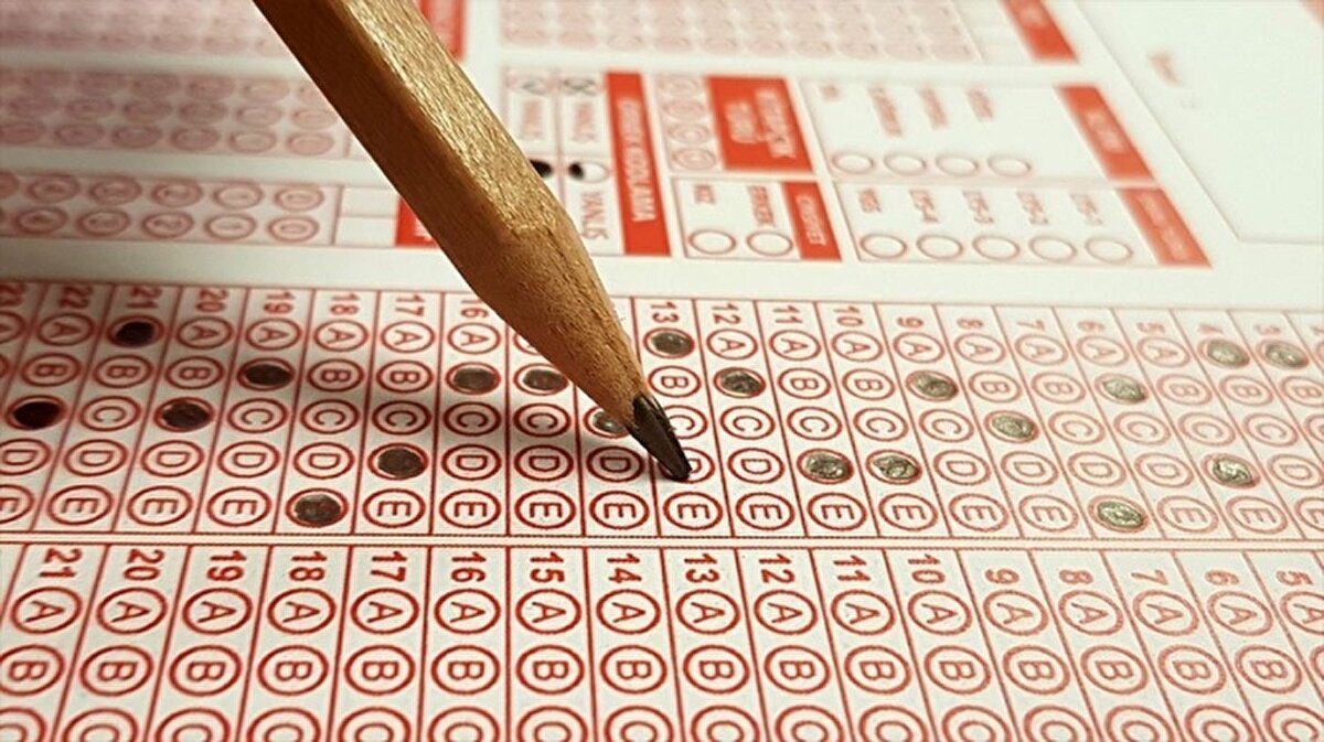 Adaylar AYT'de zorluk bekliyor<br><br>TYT oturumunun kolay geçmiş olması, birçok adayın AYT oturumunda daha zorlayıcı sorularla karşılaşma ihtimali üzerinde durmasına neden oldu. AYT ve YDT oturumları 22 Haziran Pazar günü gerçekleştirilecek. AYT’de adaylara 160 soru için 180 dakika, YDT’de ise 80 soru için 120 dakika süre verilecek.