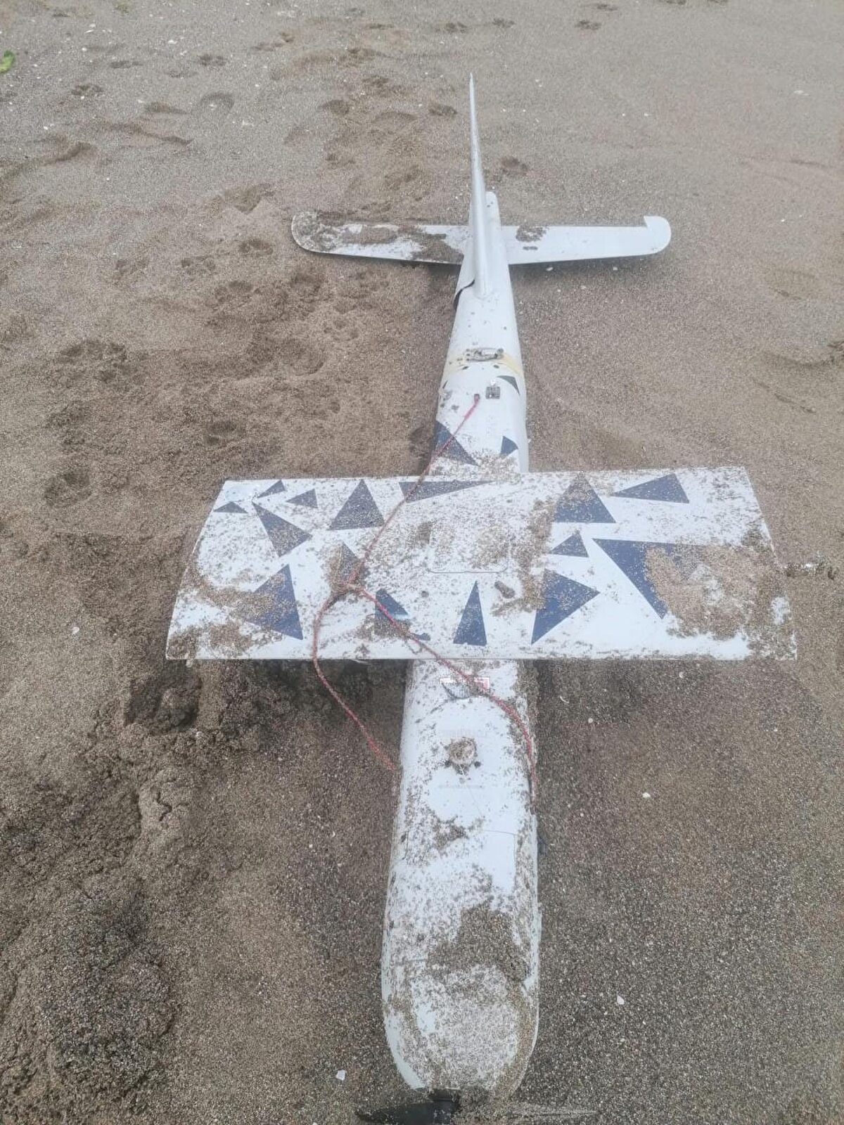 Menşei belli olmayan cismin, Ukrayna-Rusya savaşından kaynaklı bölgelerden sürüklenerek gelmiş olabileceği değerlendiriliyor. Şüpheli İHA’nın detaylı teknik incelemesi için SAS ekiplerinin pazartesi günü bölgede çalışma yapacağı, bu süre zarfında ise güvenli alanda muhafaza edileceği bildirildi.