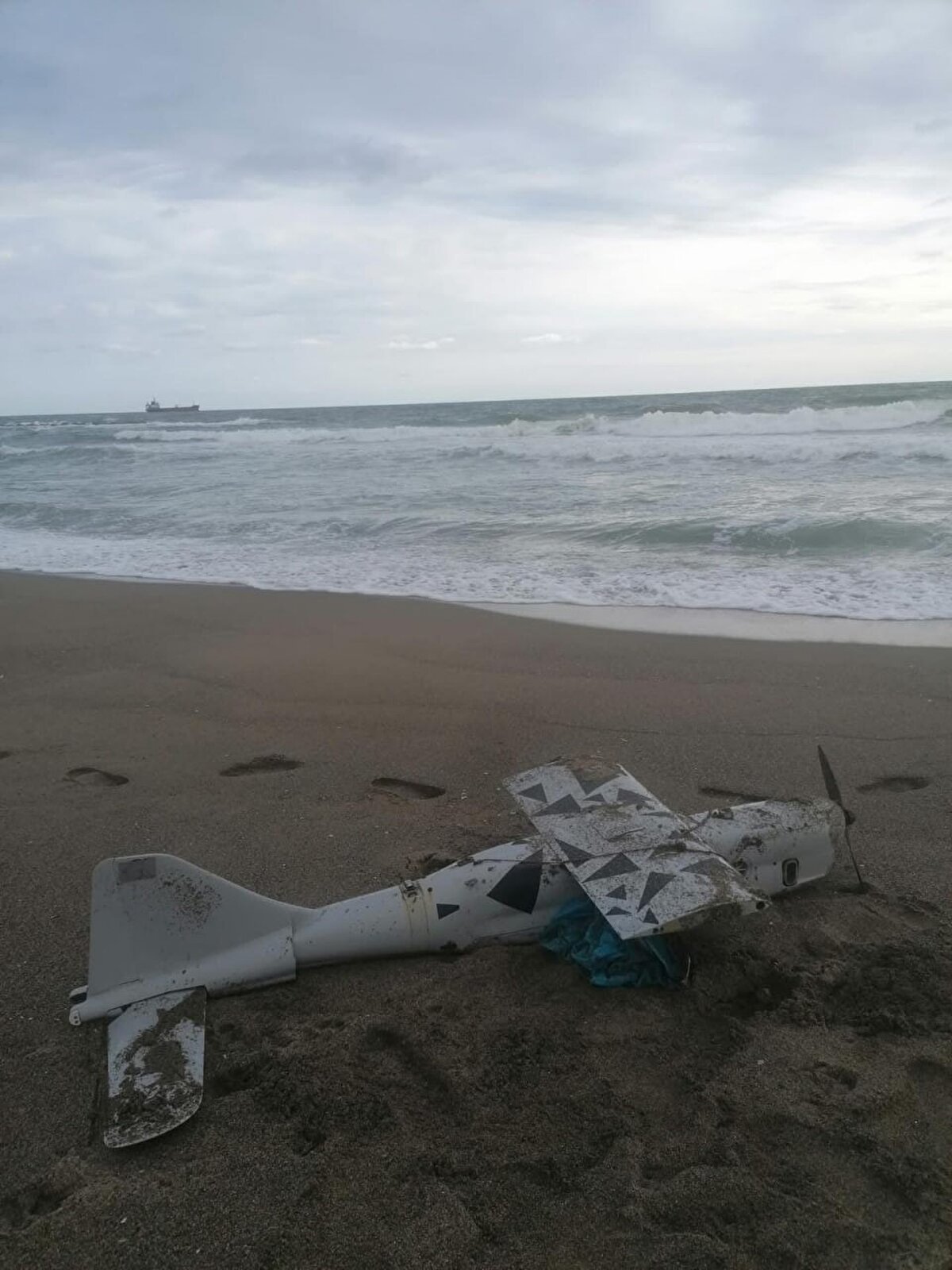 Burada SAS (Sualtı Savunma) timleriyle kurulan koordine çerçevesinde yapılan ilk değerlendirmede, İHA’nın fabrikasyon üretim olmadığı, el yapımı ve atölye ortamında üretildiği tespit edildi.
