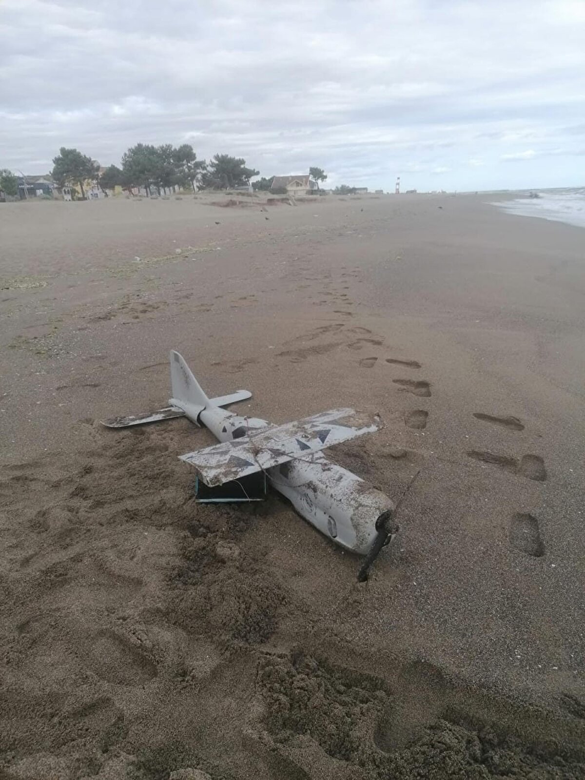 Edinilen bilgiye göre, saat 09.30 sıralarında Karasu Halk Plajı 28. kule önlerinde şüpheli bir cisim olduğunu gören vatandaşlar durumu Karasu İlçe Emniyet Müdürlüğü’ne bildirdi.