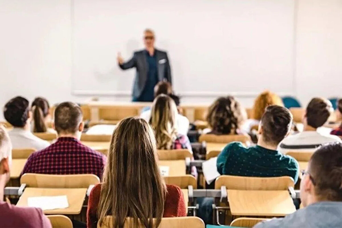 YKS'de net hesaplama işlemi oldukça basittir. Her bir testte yapılan doğru sayısından, yanlış sayısının dörtte biri çıkarılır. Bu işlem sonucunda elde edilen sayı, o testteki net sayısını verir. Örneğin, 40 doğru ve 8 yanlış yapan bir adayın net sayısı, 40 eksi 8'in dörtte biri yani 38 olacaktır. Bu yöntem, Temel Yeterlilik Testi (TYT), Alan Yeterlilik Testi (AYT) ve Yabancı Dil Testi (YDT) için ayrı ayrı uygulanır.<br><br>1 net kaç puan getirir?<br><br>Adayların merak ettiği en önemli sorulardan biri, “1 net kaç puan getirir?” sorusudur. Bu değer her yıl küçük farklarla değişse de, geçtiğimiz yılın verilerine göre 2025 YKS için tahmini puanlar şu şekilde:<br><br>TYT oturumunda Türkçe testinden yapılan 1 net yaklaşık 2,90 puan getirirken, Sosyal Bilimler testi 2,93 puan, Temel Matematik testi 2,92 puan ve Fen Bilimleri testi 3,14 puan kazandırıyor. AYT kısmında ise Matematik testinde 1 net yaklaşık 3,18 puan, Fizik testinde 2,42 puan, Kimya testinde 3,07 puan, Biyoloji testinde 2,50 puan değerinde. Yani öğrenciler hangi testte daha fazla net yaparsa, buna göre puanları şekilleniyor.