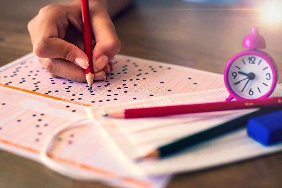 Ortalama 20 net kaç puan eder?<br><br>TYT’de 20 net yapan bir adayın ortalama ham puanı yaklaşık 200 puanın biraz üzerinde olacaktır. Ancak bu puan, yerleştirme puanı değil, sadece ham puandır. Öğrencinin diploma notuna göre hesaplanan OBP’nin bu puana eklenmesi gerekir.<br><br>OBP nedir, nasıl hesaplanır?<br><br>Ortaöğretim Başarı Puanı (OBP), öğrencinin liseden mezun olduğu diploma notuna göre belirlenir. 100 üzerinden verilen diploma notu 5 ile çarpılır ve OBP’ye dönüştürülür. Bu puan 250 ile 500 arasında olabilir. Örneğin, diploma notu 70 olan bir adayın OBP’si 350 olur. OBP, 0,12 katsayısı ile çarpılarak ham YKS puanına eklenir. Bu katkı en az 30, en fazla 60 puan seviyesindedir. Yani OBP’si 500 olan bir aday yerleştirme puanına 60 puanlık bir katkı elde ederken, OBP’si 250 olan adayın katkısı 30 puanla sınırlı kalır.