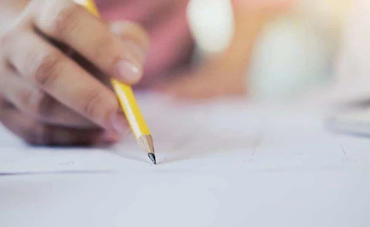 YKS sıralama hesaplama 2025 nasıl yapılır?<br><br>Üniversite sınavı sonrası en çok merak edilen konulardan biri YKS sıralama hesaplaması oluyor. Adaylar girdikleri oturumlarda doğru ve yanlış cevap sayılarına göre puanlarını kabaca hesaplayabiliyor. Bu hesaplamada esas yöntem, her testteki yanlış sayısının dörtte birini doğru sayısından çıkararak net sayısını bulmak. Elde edilen net sayıları ile TYT, AYT ve YDT puanları hesaplanıyor. Bu puanlar üzerine Ortaöğretim Başarı Puanı (OBP) eklenerek yerleştirme puanı elde ediliyor. Son aşamada ise ÖSYM’nin yayınladığı puan dağılımı tablosuna göre adayın başarı sıralaması ortaya çıkıyor.