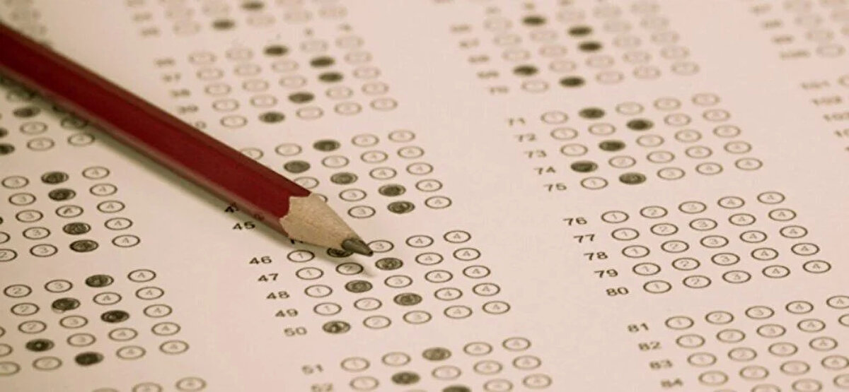 Hangi bölüm kaç bin sıralama istiyor?<br><br>Yükseköğretim programlarına yerleşmek isteyen öğrencilerin yalnızca puanları değil, başarı sıraları da kritik önemdedir. 2025 yılında geçerli olması beklenen bazı bölümlerin en düşük başarı sırası şartları şu şekilde:<br><br>Hukuk fakültelerine eşit ağırlık puan türüyle başvurmak isteyen adayların en az 100 bininci sırada olması gerekiyor. Sayısal puan türüyle öğrenci alan tıp fakülteleri için 50 bin, diş hekimliği için 80 bin, eczacılık için 100 bin başarı sırası barajı uygulanıyor. Mimarlık bölümü için 250 bin, mühendislik ve öğretmenlik programları içinse en az 300 bin başarı sırası şartı bulunuyor.