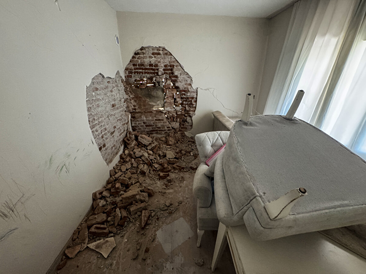 Yetkililerin tünelin 60 metre derinden geçeceği için sorun yaşamayacaklarını söylediklerini aktaran Ejder, "Sonra çalışmalar başladı, bir patlama oldu, sabah kalktık, her yer allak bullak olmuş. Burada kendi evimde oturuyordum, şimdi kirada oturuyorum. Yatalak bir ağabeyim ve yüzde 75 engelli ikinci bir kardeşimle kiralarda sürünüyorum. Ne olacak benim halim? Belediye geldi, yazdı, çizdi, gitti, gerisi yok. Burada iki sokak mağdur durumda, evler ve sokaklar hep çatlamış durumda. Belediye, derdimize çare olsun." diye konuştu.