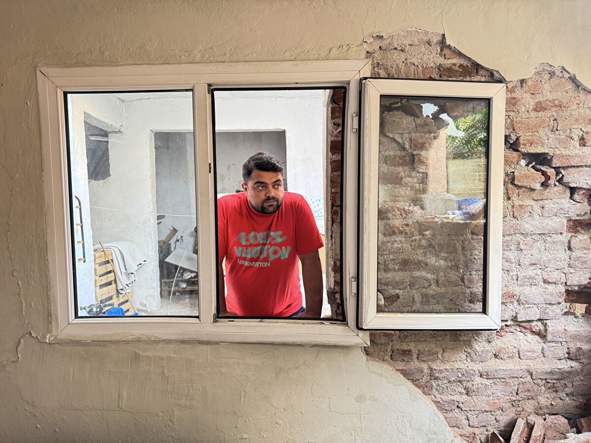 Atamer Mahallesi Muhtarı Şenay Korkmaz, yaptığı açıklamada bugüne kadar yaklaşık 100 evde hasar oluştuğunu, 20 ev için tahliye kararının verildiğini söyledi.<br><br>İzmir Büyükşehir Belediyesinin evleri ya da arsaları kamulaştırmak için verdiği teklifin yeterli bulunmadığını ifade eden Korkmaz, "Vatandaş, teklif edilen rakamlar az olduğu için kabul etmiyor. Biz de belediyeden zarar gören evleri yıkarak yerinde prefabrik ev yapmasını istedik, cevabını bekliyoruz." dedi.