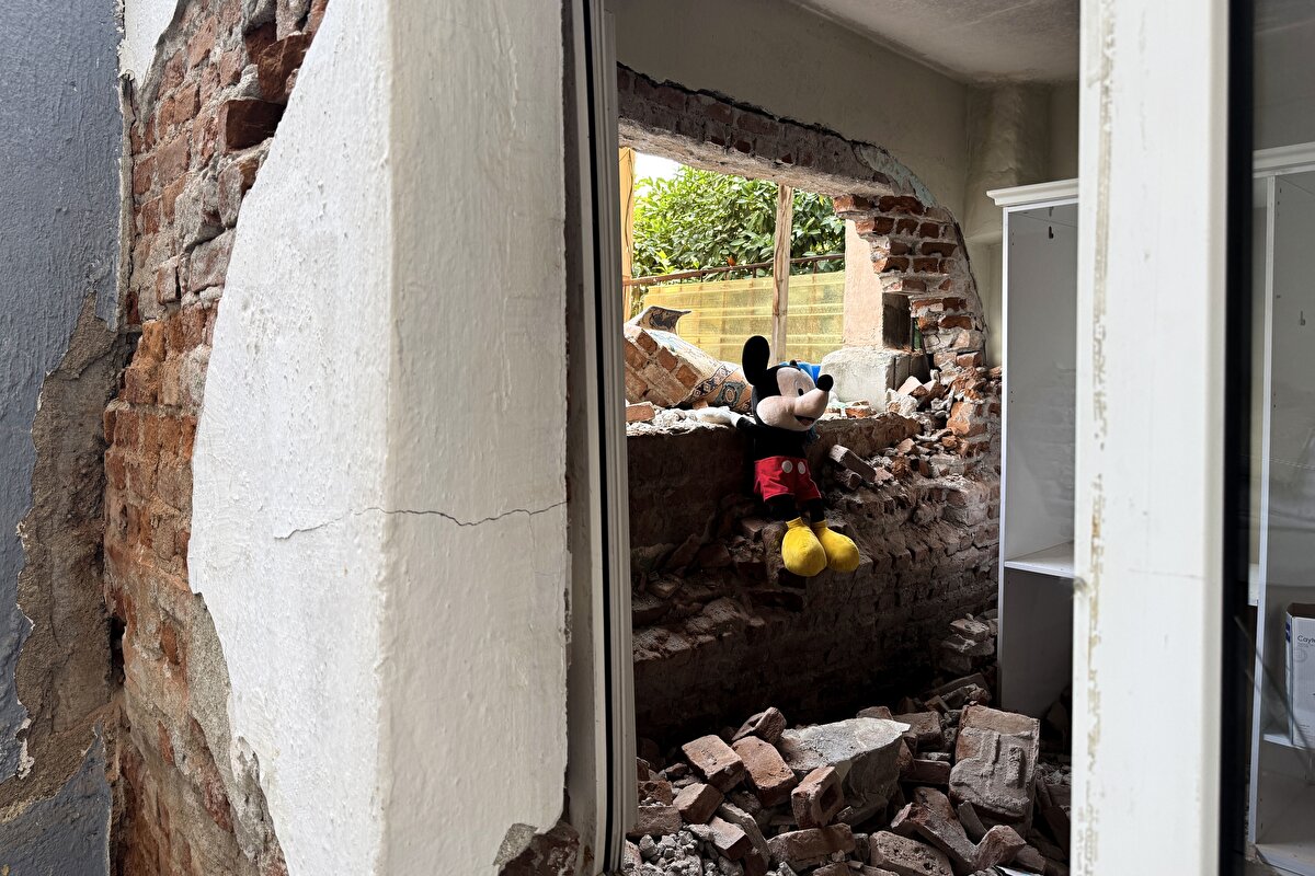 Buca ilçesinin Ufuk ile Bornova ilçesinin Çamkule mahalleleri arasında yapımına 2018 yılında başlanan ve 2026 yılında ​​​​​​hizmete açılması planlanan Onat Tüneli inşaatı esnasında Atamer Mahallesi'ndeki bazı evlerin duvarları yıkıldı ve çatlaklar oluştu. Yapım çalışmalarının sürdüğü tünel inşaatı nedeniyle dün de Ersen ve Fahriye Kılıç çiftinin evinin duvarı yıkıldı.