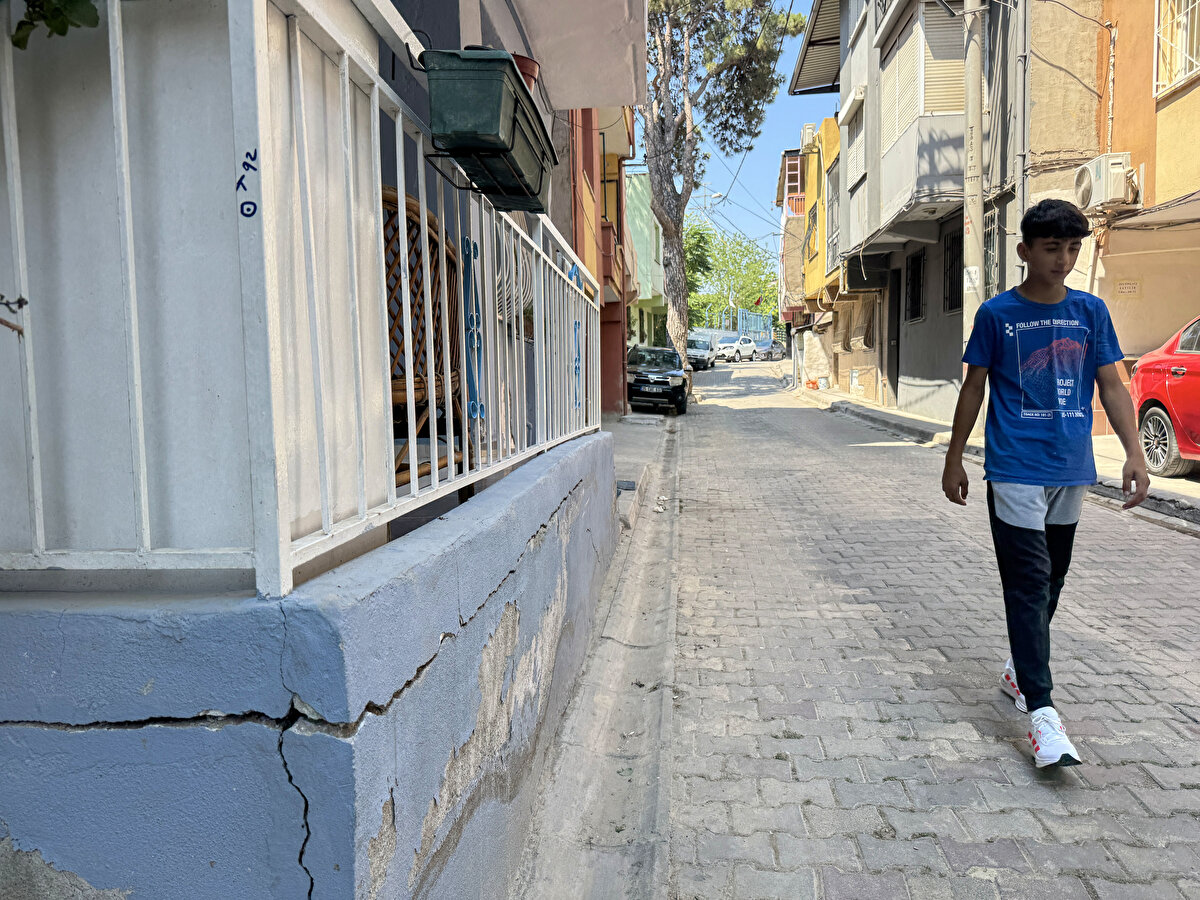 Evi zarar gören Muharrem Budak da (74) mağdur olduklarını ancak muhatap bulamadıklarını savundu.<br><br>Yer altındaki patlamalar nedeniyle evlerin sallandığını kaydeden Budak, "Mahallede çok mağdur aile var. Kimse bakmıyor, sormuyor. 'Bunu yapacağız, şunu yapacağız.' diyorlar, hep kandırıyorlar. Nereye gidelim? İzmir'de deprem oldu, evimde bir tane çatlak olmadı ama bu tünel çalışması başladıktan sonra her taraf sallandı, döküldü, çatladı." dedi.