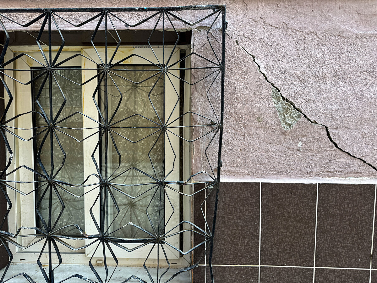 Oğulcan Kula (28) da 20 yıldır Atamer Mahallesi'nde yaşadığını belirterek, imkanı olanların mahalleden gittiğini fakat olmayanların gidemediğini ifade etti.<br><br>Kula, dertlerine derman aradıklarını söyleyerek, şunları kaydetti:<br><br>"Niyetimiz bağcıyı dövmek değil birlikte üzüm yemek. Gelsinler, şu halimizi bir görsünler ve acılarımıza ortak olmayı denesinler. Öyle uzaktan bakmasınlar, gelip bizim derdimize derman olsunlar. Orta yol nedir, nasıl bir yol buluruz, çözüm üretiriz? Konuşalım."