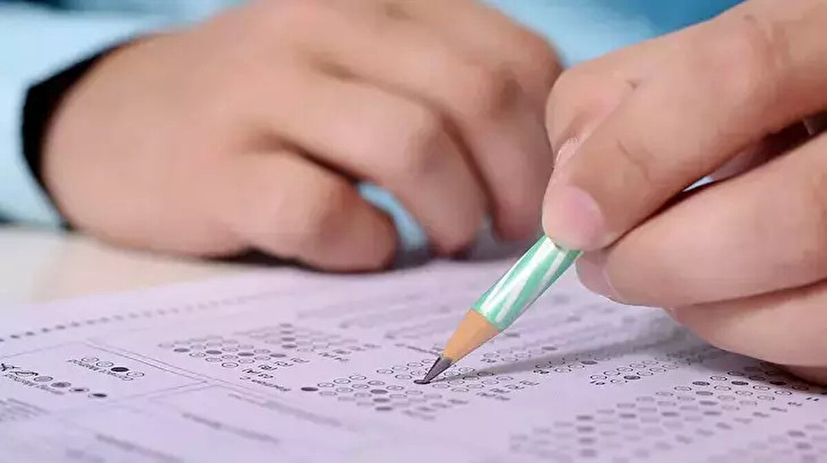 💧 Sınava su getirmek serbest mi?<br><br>Evet, sınava yalnızca etiketsiz ve şeffaf pet şişede su getirilmesine izin verilmektedir. Termos, cam şişe ya da metal matara gibi alternatif su kapları yasaktır.<br><br>🚫 Yasak olan eşyalar<br><br>YKS’ye girişte çanta, cüzdan, cep telefonu, kablosuz kulaklık, kol saati, bileklik, zincir, küpe, yüzük, anahtarlık, optik gözlük harici güneş gözlüğü, yiyecek, ilaç (raporlu değilse), kozmetik ürünler, hesap makinesi gibi eşyalar kesinlikle yasaktır. Adayların bu eşyaları getirmesi durumunda sınav binasına alınmaları mümkün olmayacaktır.