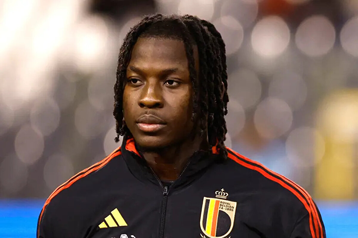 Haber detayında, sarı lacivertlilerin birkaç gün önce 22 yaşındaki futbolcuyla ilgilendiğini belirttiği ancak Bakayoko'nun, Türkiye'ye taşınmaya istekli olup olmadığı konusunda henüz belirsizliğinin bulunduğu ifade edildi.<br>