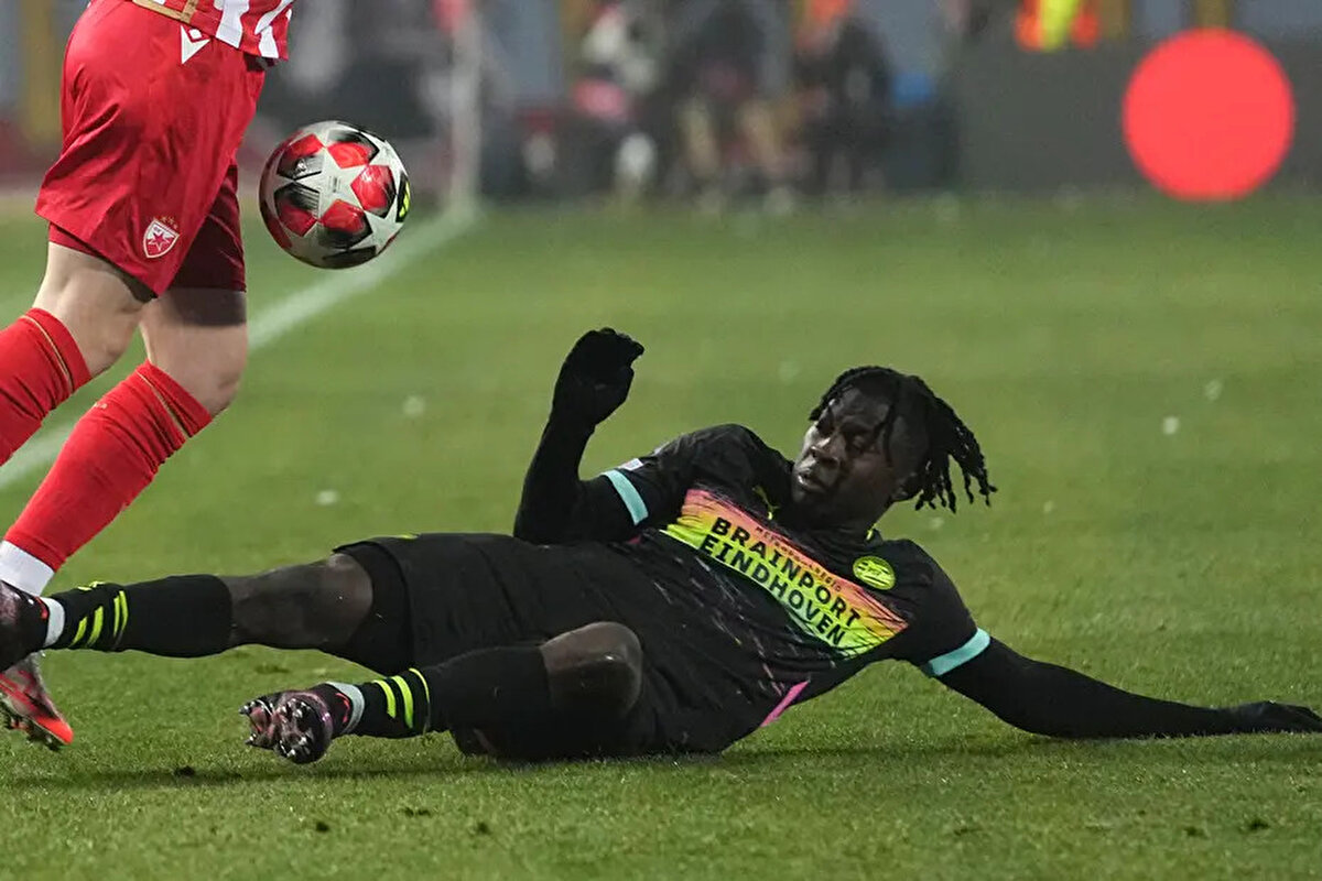 Haberde, bu durumun Fenerbahçe için bir avantaj olduğu belirtilirken, Hollanda kulübünün bu transferden para kazanabilmek için çok fazla hareket alanı olmadığı vurgulandı.<br>