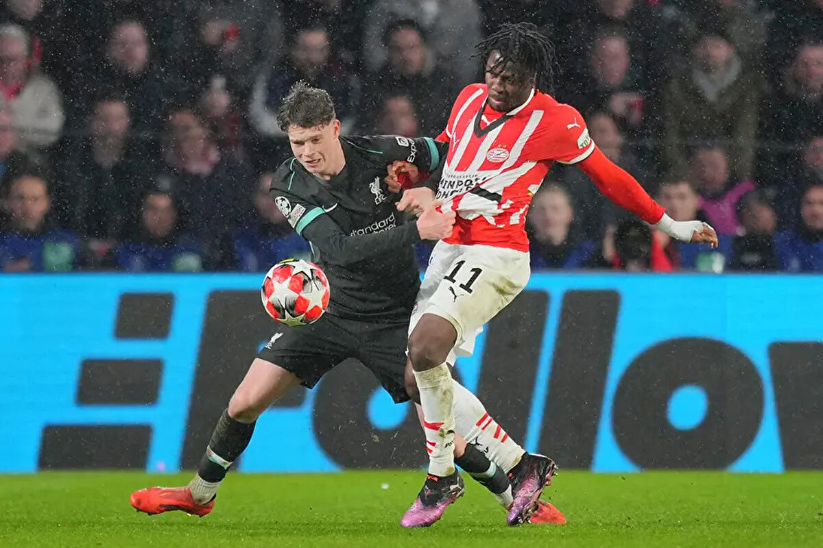 Transfer çalışmalarını sürdüren Fenerbahçe'nin, sağ kanat hücumcusu için sürpriz bir ismi gündemine aldığı iddia edildi.<br>